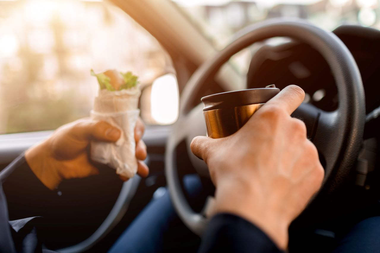 Bitte mit Vorsicht genießen: Die Mahlzeit im Auto