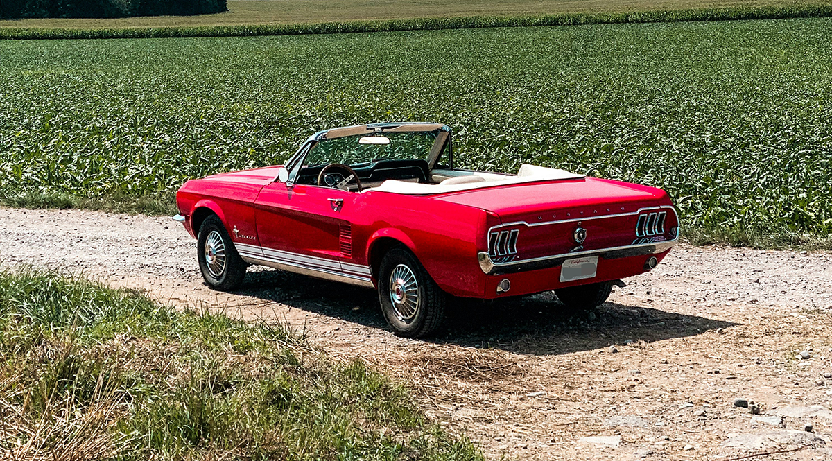 Wochenende und Sonnenschein mit dem Cabriolet